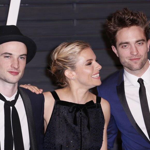 Tom Sturridge, Sienna Miller et Robert Pattinson à la Vanity Fair Oscar Party à Beverly Hills, Los Angeles, le 22 février 2015.