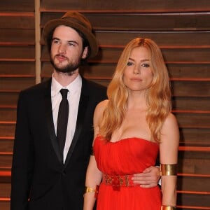 Sienna Miller et Tom Sturridge à la Vanity Fair Oscar party à West Hollywood, Los Angeles, le 2 mars 2014.