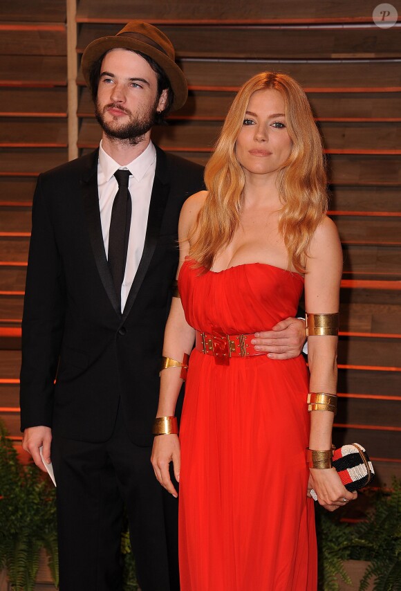 Sienna Miller et Tom Sturridge à la Vanity Fair Oscar party à West Hollywood, Los Angeles, le 2 mars 2014.