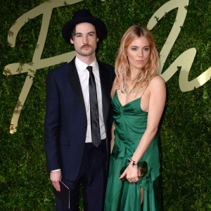 Sienna Miller et Tom Sturridge à Londres le 2 décembre 2013.