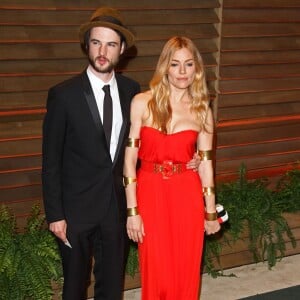 Sienna Miller et Tom Sturridge à la soirée Vanity Fair après la 86e cérémonie des Oscars le 2 mars 2014.