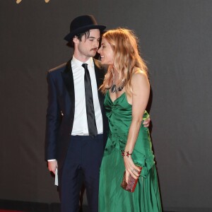 Sienna Miller et son compagnon Tom Sturridge aux British Fashion Awards 2013 à Londres, le 2 décembre 2013.