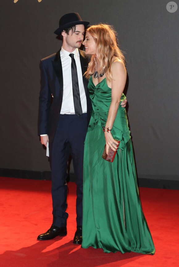 Sienna Miller et son compagnon Tom Sturridge aux British Fashion Awards 2013 à Londres, le 2 décembre 2013.