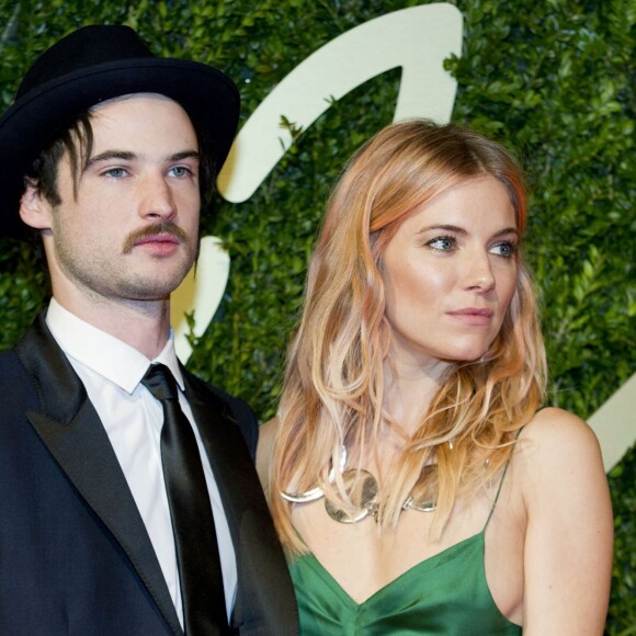 Sienna Miller et Tom Sturridge à Londres le 2 décembre 2013.