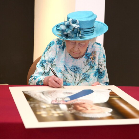 La reine Elizabeth II et le duc d'Edimbourg en visite dans l'est de Londres le 16 juillet 2015, où ils ont visité notamment le centre communautaire Chadwell Heath à Barking.