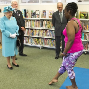 La reine Elizabeth II et le duc d'Edimbourg en visite dans l'est de Londres le 16 juillet 2015, où ils ont visité notamment le centre communautaire Chadwell Heath à Barking.