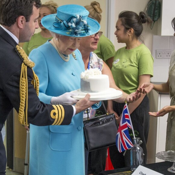 La reine Elizabeth II et le duc d'Edimbourg en visite dans l'est de Londres le 16 juillet 2015, où ils ont visité notamment le centre communautaire Chadwell Heath à Barking.