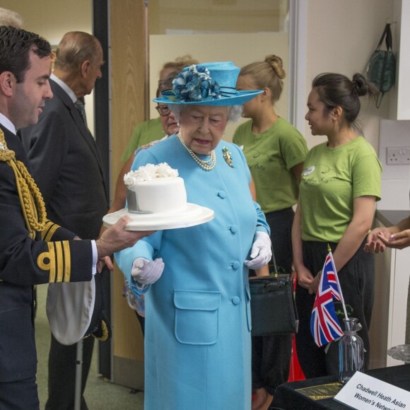 La reine Elizabeth II et le duc d'Edimbourg en visite dans l'est de Londres le 16 juillet 2015, où ils ont visité notamment le centre communautaire Chadwell Heath à Barking.