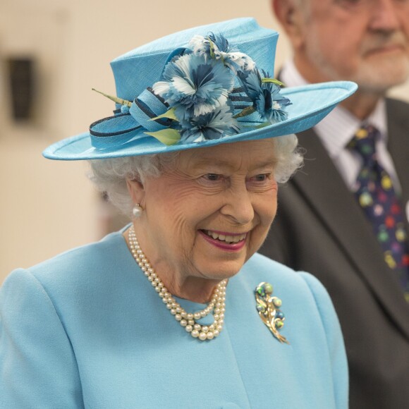 La reine Elizabeth II et le duc d'Edimbourg en visite dans l'est de Londres le 16 juillet 2015, où ils ont visité notamment le centre communautaire Chadwell Heath à Barking.