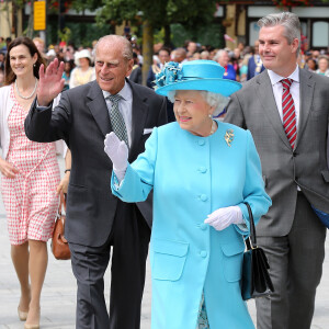 La reine Elizabeth II et le duc d'Edimbourg en visite dans l'est de Londres le 16 juillet 2015, où ils ont visité notamment le centre communautaire Chadwell Heath à Barking.