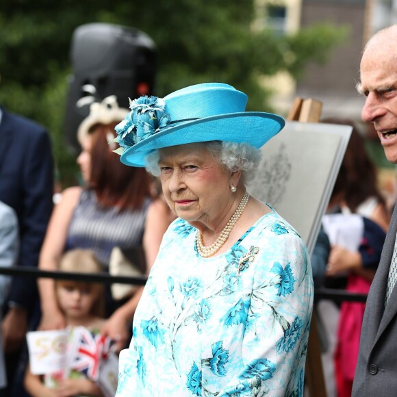 La reine Elizabeth II et le duc d'Edimbourg en visite dans l'est de Londres le 16 juillet 2015, où ils ont visité notamment le centre communautaire Chadwell Heath à Barking.