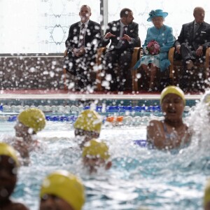 La reine Elizabeth II et le duc d'Edimbourg en visite dans l'est de Londres le 16 juillet 2015, où ils ont visité notamment le centre communautaire Chadwell Heath à Barking.