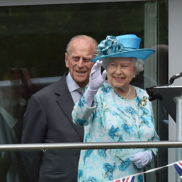 La reine Elizabeth II et le duc d'Edimbourg en visite dans l'est de Londres le 16 juillet 2015, où ils ont visité notamment le centre communautaire Chadwell Heath à Barking.