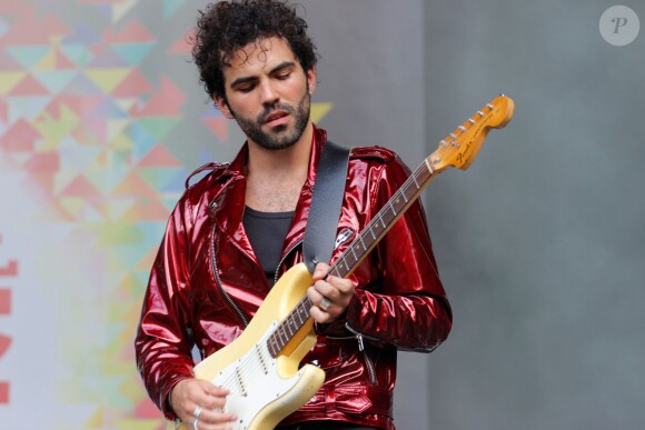 Joseph Delmas, membre du groupe Minuit en concert lors du deuxième jour du Festival Fnac Live 2015 sur le parvis de l'Hôtel de Ville à Paris, le 16 juillet 2015.