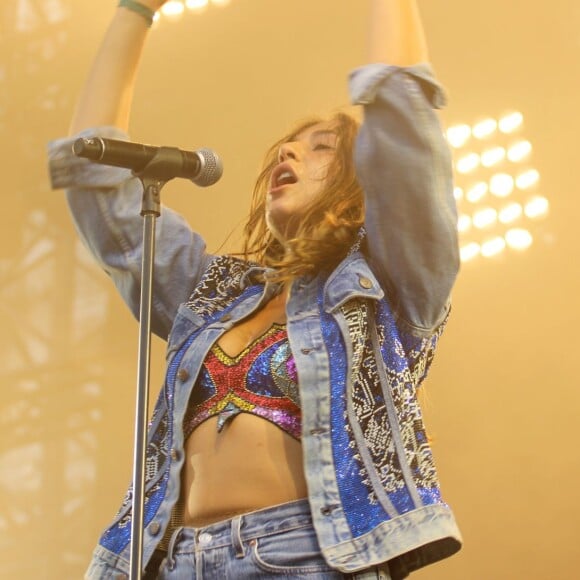 Izïa Higelin - Quatrième jour du festival Fnac Live sur le parvis de l'Hôtel de Ville à Paris le 18 juillet 2015.