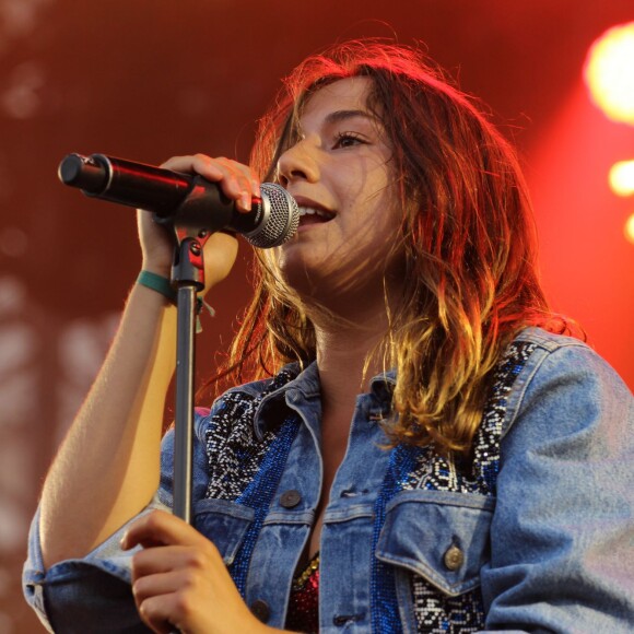 Izïa Higelin - Quatrième jour du festival Fnac Live sur le parvis de l'Hôtel de Ville à Paris le 18 juillet 2015.