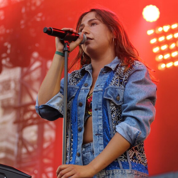 Izïa Higelin - Quatrième jour du festival Fnac Live sur le parvis de l'Hôtel de Ville à Paris le 18 juillet 2015.