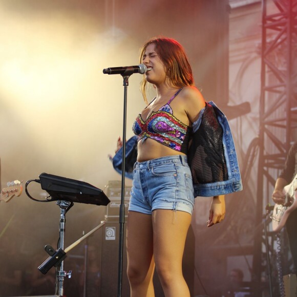 Izïa Higelin - Quatrième jour du festival Fnac Live sur le parvis de l'Hôtel de Ville à Paris le 18 juillet 2015.