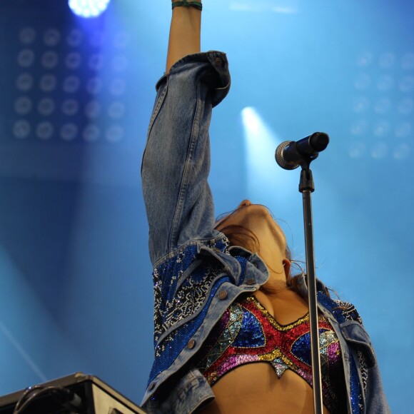 Izïa Higelin - Quatrième jour du festival Fnac Live sur le parvis de l'Hôtel de Ville à Paris le 18 juillet 2015.