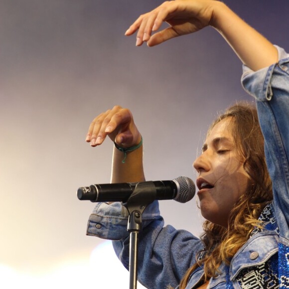 Izïa Higelin - Quatrième jour du festival Fnac Live sur le parvis de l'Hôtel de Ville à Paris le 18 juillet 2015.