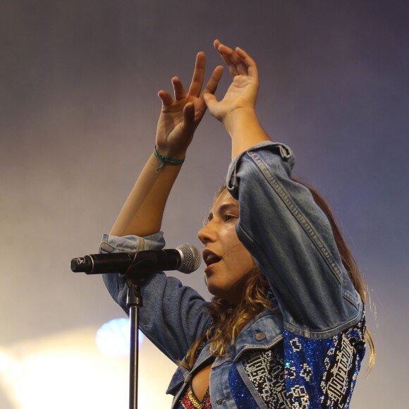 Izïa Higelin - Quatrième jour du festival Fnac Live sur le parvis de l'Hôtel de Ville à Paris le 18 juillet 2015.