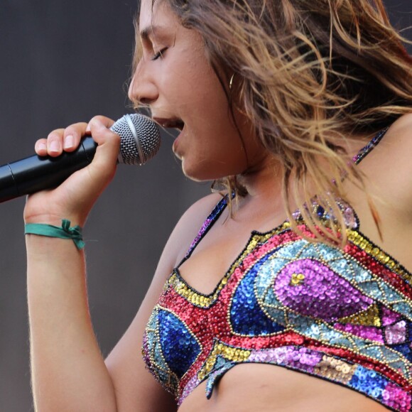 Izïa Higelin - Quatrième jour du festival Fnac Live sur le parvis de l'Hôtel de Ville à Paris le 18 juillet 2015.