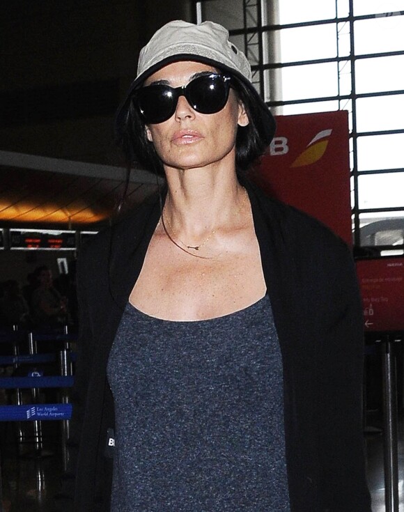 Demi Moore prend un vol à l'aéroport de Los Angeles, le 1er juillet 2015.