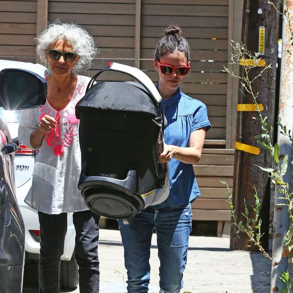 Rachel Bilson à la sortie de chez le coiffeur avec sa mère Janice et sa fille Briar Rose à Beverly Hills, le 17 juillet 2015
