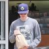 Exclusif - Hayden Christensen est allé acheter des bouteilles d'alcool chez un caviste à Studio City. Le 24 mai 2015
