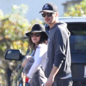 Semi Exclusif - Rachel Bilson, son compagnon Hayden Christensen et leur fille Briar Rose montent à bord d'un camping-car avec des membres de leur famille, dont Janice Stango, la mère de Rachel Bilson, à Barstow en Californie, le 15 janvier 2015