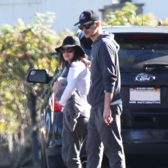 Semi Exclusif - Rachel Bilson, son compagnon Hayden Christensen et leur fille Briar Rose montent à bord d'un camping-car avec des membres de leur famille, dont Janice Stango, la mère de Rachel Bilson, à Barstow en Californie, le 15 janvier 2015