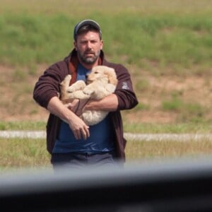 Ben Affleck est venu à Atlanta en avion privé pour voir ses enfants le 20 juillet 2015. Il tient dans ses bras un adorable labrador chiot