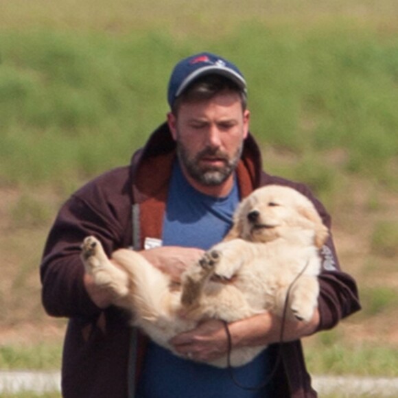 Ben Affleck est venu à Atlanta en avion privé pour voir ses enfants le 20 juillet 2015. Il tient dans ses bras un adorable labrador chiot