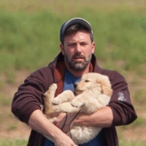 Ben Affleck est venu à Atlanta en avion privé pour voir ses enfants le 20 juillet 2015. Il tient dans ses bras un adorable labrador chiot