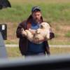 Ben Affleck est venu à Atlanta en avion privé pour voir ses enfants le 20 juillet 2015. Il tient dans ses bras un adorable labrador chiot