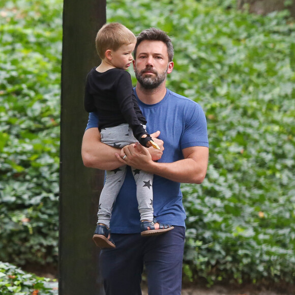 Ben Affleck arrivant à Atlanta en avion privé pour rendre visite à ses enfants. On le voit avec son fils Samuel le 20 juillet 2015