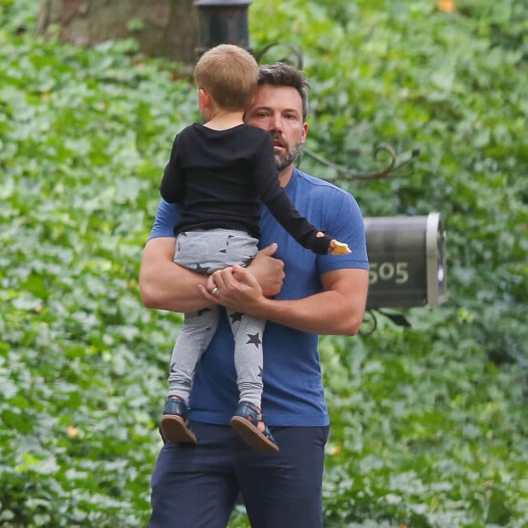 Ben Affleck arrivant à Atlanta en avion privé pour rendre visite à ses enfants. On le voit avec son fils Samuel le 20 juillet 2015