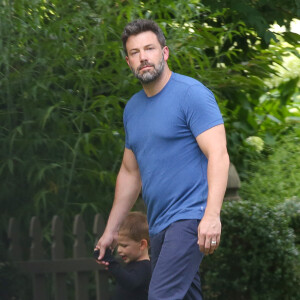 Ben Affleck arrivant à Atlanta en avion privé pour rendre visite à ses enfants. On le voit avec son fils Samuel le 20 juillet 2015