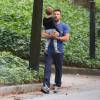Ben Affleck arrivant à Atlanta en avion privé pour rendre visite à ses enfants. On le voit avec son fils Samuel le 20 juillet 2015