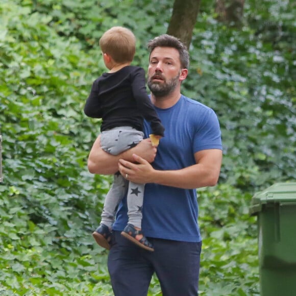 Ben Affleck arrivant à Atlanta en avion privé pour rendre visite à ses enfants. On le voit avec son fils Samuel le 20 juillet 2015