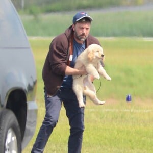 Ben Affleck arrive à Atlanta en jet privé avec un chiot golden retriever pour ses enfants le 20 juillet 2015.