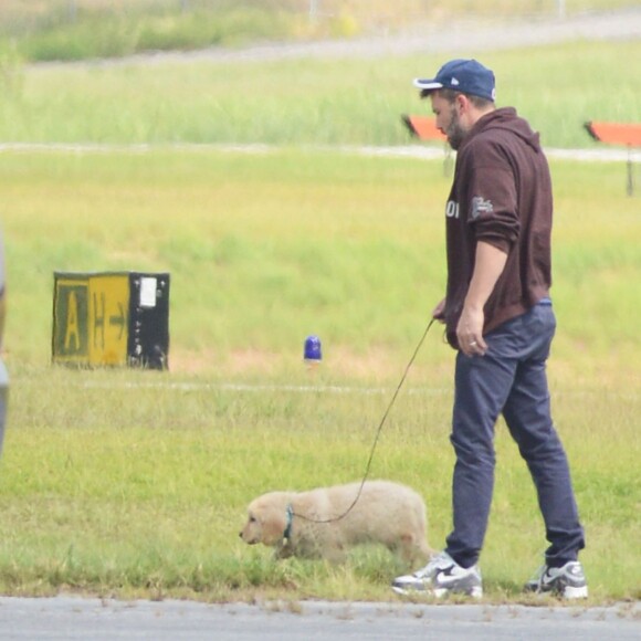Ben Affleck arrive à Atlanta en jet privé avec un chiot golden retriever pour ses enfants le 20 juillet 2015.