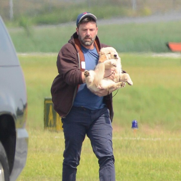 Ben Affleck arrive à Atlanta en jet privé avec un chiot golden retriever pour ses enfants le 20 juillet 2015. Si les trois petits Affleck-Garner sont à Atlanta, c'est parce que leur maman Jennifer est en tournage dans la ville américaine et leur maman a loué une maison pour cette période. Ben Affleck porte toujours son alliance !  Argo' star Ben Affleck is spotted wearing his wedding ring while arriving in Atlanta, Georgia with a brand new puppy on July 20, 2015. Ben is in town to spend time with his estranged wife Jennifer Garner while she films her new movie "Miracles From Heaven.20/07/2015 - Atlanta