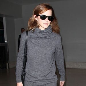 Emma Watson (top Joseph) arrive à l'aéroport LAX de Los Angeles pour prendre un avion le 31 octobre 2014.