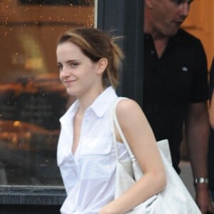Exclusif - Emma Watson va boire un café avec une amie à Londres, le 28 juillet 2014.