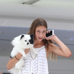 Scarlet Rose avec un petit chien - Sylvester Stallone, sa femme Jennifer Flavin et leurs filles Sophia, Sistine et Scarlet sont allés déjeuner dans un restaurant japonais avec des amis, puis se sont rendus chez Rolex, à Monaco le 18 juillet 2015.