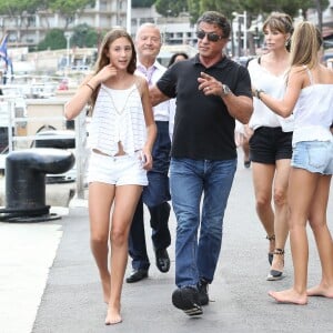 Sylvester Stallone, sa femme Jennifer Flavin et leurs filles Sophia, Sistine et Scarlet sont allés déjeuner dans un restaurant japonais avec des amis, puis se sont rendus chez Rolex, à Monaco le 18 juillet 2015.