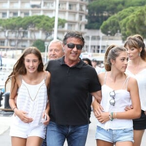 Sylvester Stallone, sa femme Jennifer Flavin et leurs filles Sophia, Sistine et Scarlet sont allés déjeuner dans un restaurant japonais avec des amis, puis se sont rendus chez Rolex, à Monaco le 18 juillet 2015.