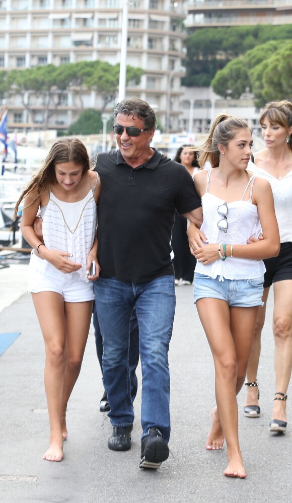 Sylvester Stallone avec Scarlet Rose et Sistine - Sylvester Stallone, sa femme Jennifer Flavin et leurs filles Sophia, Sistine et Scarlet sont allés déjeuner dans un restaurant japonais avec des amis, puis se sont rendus chez Rolex, à Monaco le 18 juillet 2015.
