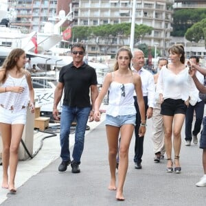 Sylvester Stallone, sa femme Jennifer Flavin et leurs filles Sophia, Sistine et Scarlet sont allés déjeuner dans un restaurant japonais avec des amis, puis se sont rendus chez Rolex, à Monaco le 18 juillet 2015.